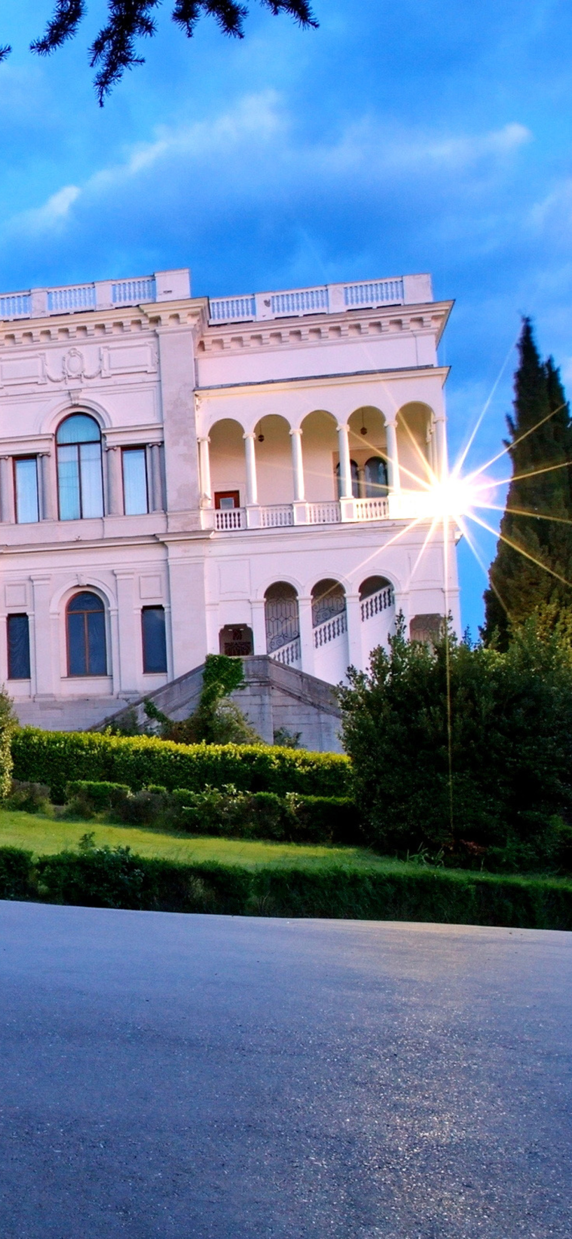 Livadia Palace in Crimea screenshot #1 1170x2532