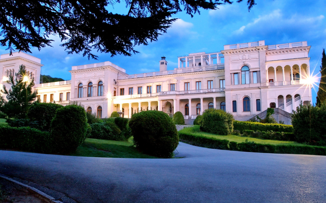 Обои Livadia Palace in Crimea 1280x800
