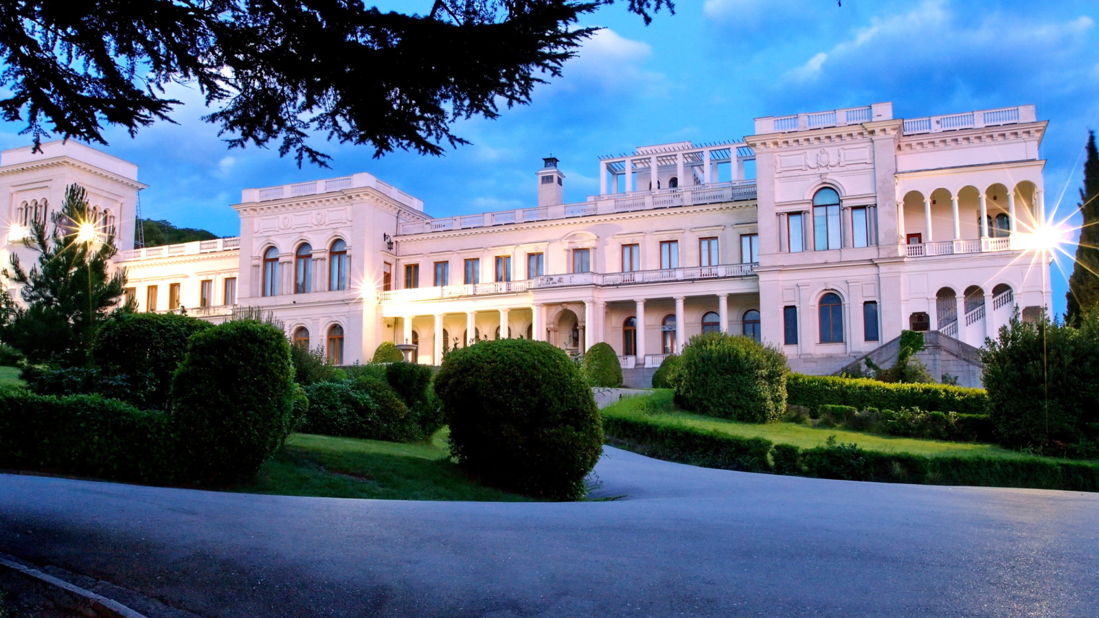 Das Livadia Palace in Crimea Wallpaper 1600x900