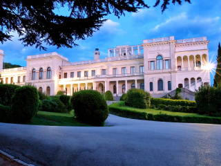 Sfondi Livadia Palace in Crimea 320x240