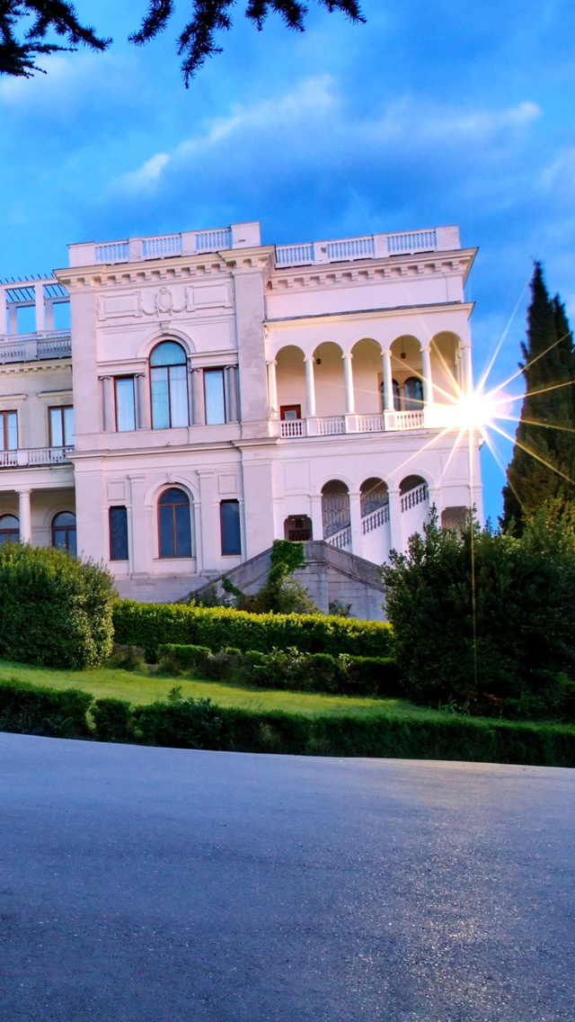 Das Livadia Palace in Crimea Wallpaper 640x1136