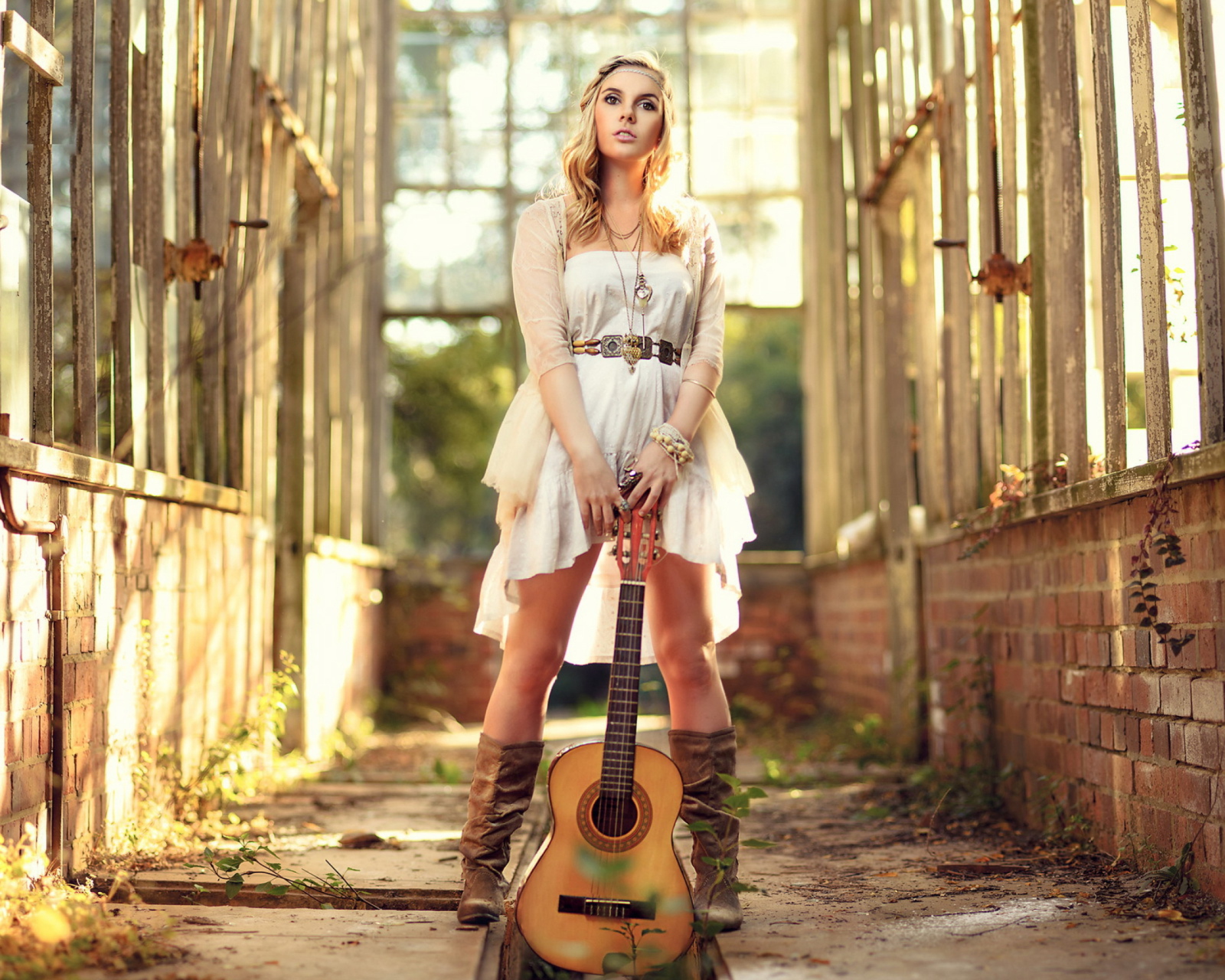 Sfondi Girl With Guitar Chic Country Style 1600x1280