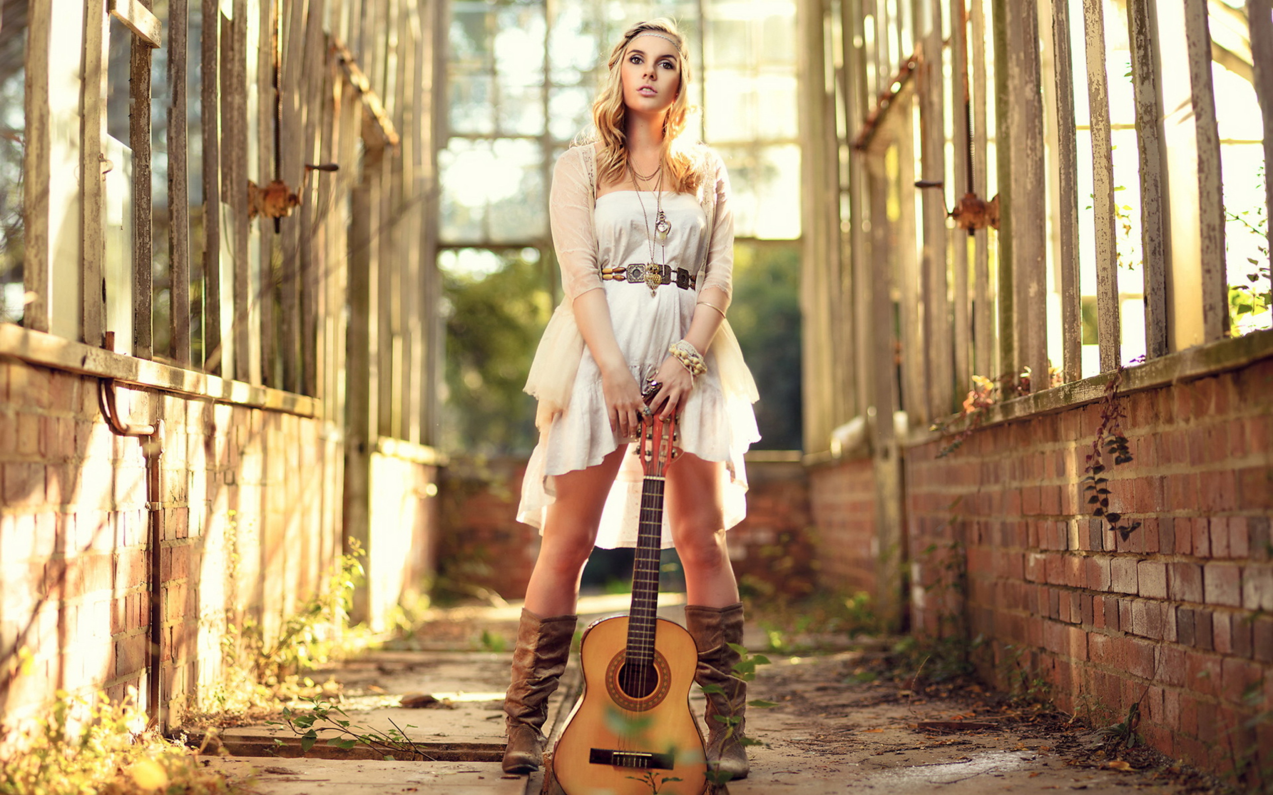 Fondo de pantalla Girl With Guitar Chic Country Style 2560x1600