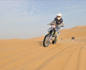 Обои Moto Rally In Desert 176x144