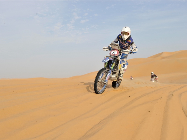Обои Moto Rally In Desert 640x480