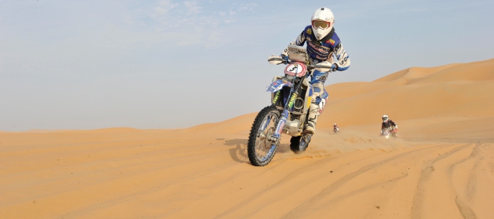 Обои Moto Rally In Desert 720x320