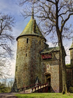 Screenshot №1 pro téma Castell Coch in South Wales 240x320