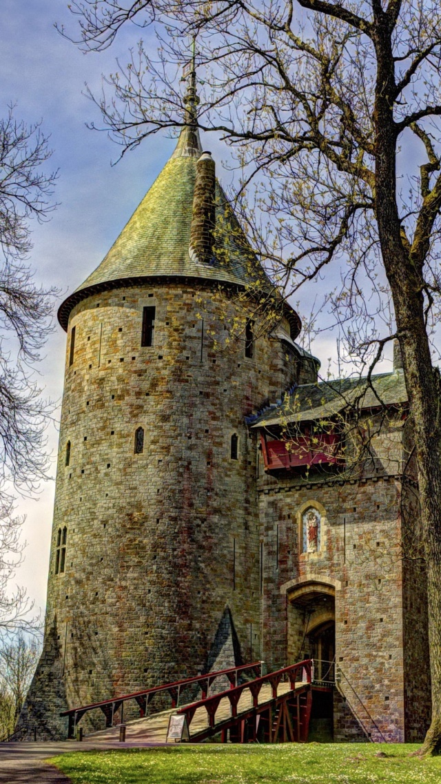 Обои Castell Coch in South Wales 640x1136