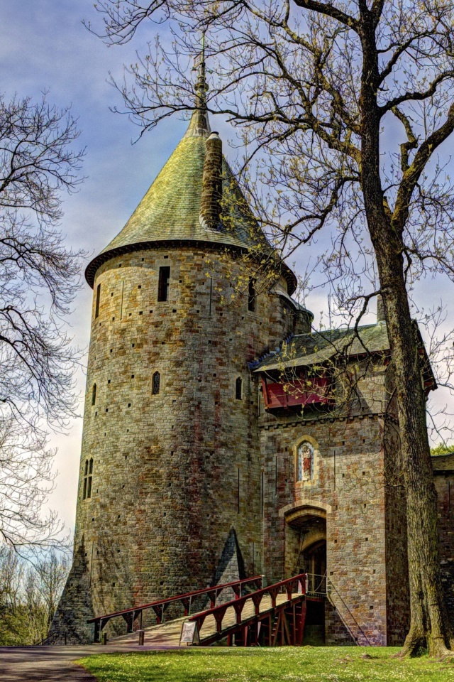 Das Castell Coch in South Wales Wallpaper 640x960