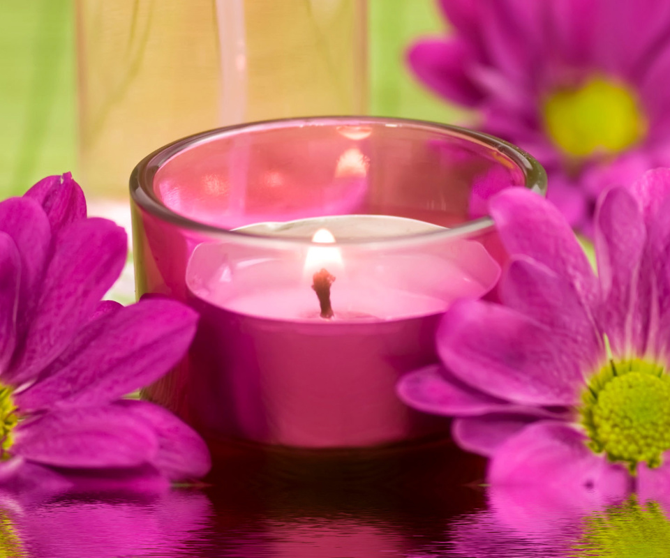 Fondo de pantalla Violet Candle and Flowers 960x800