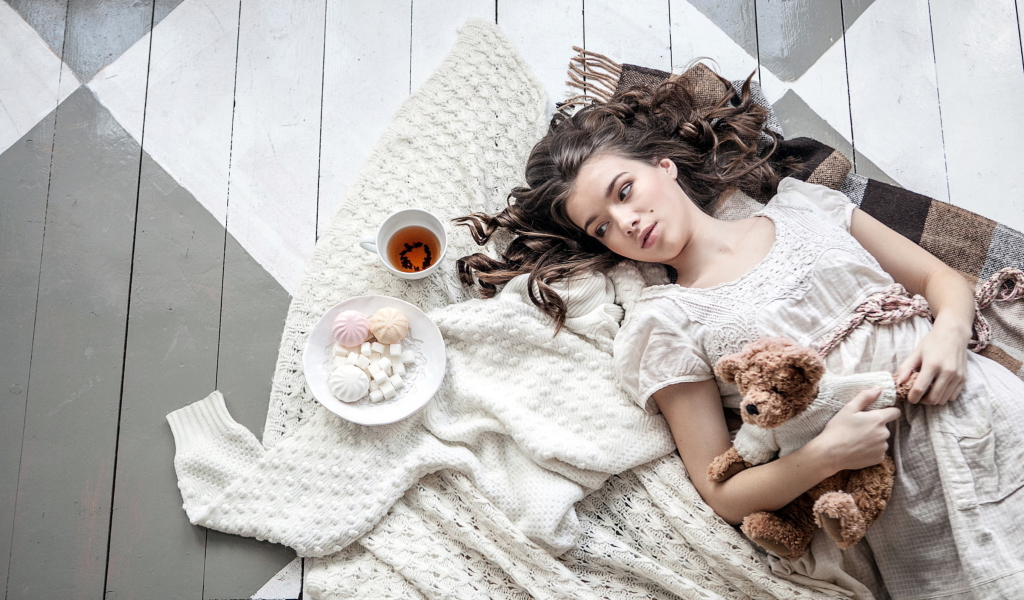 Das Romantic Girl With Teddy Bear Wallpaper 1024x600