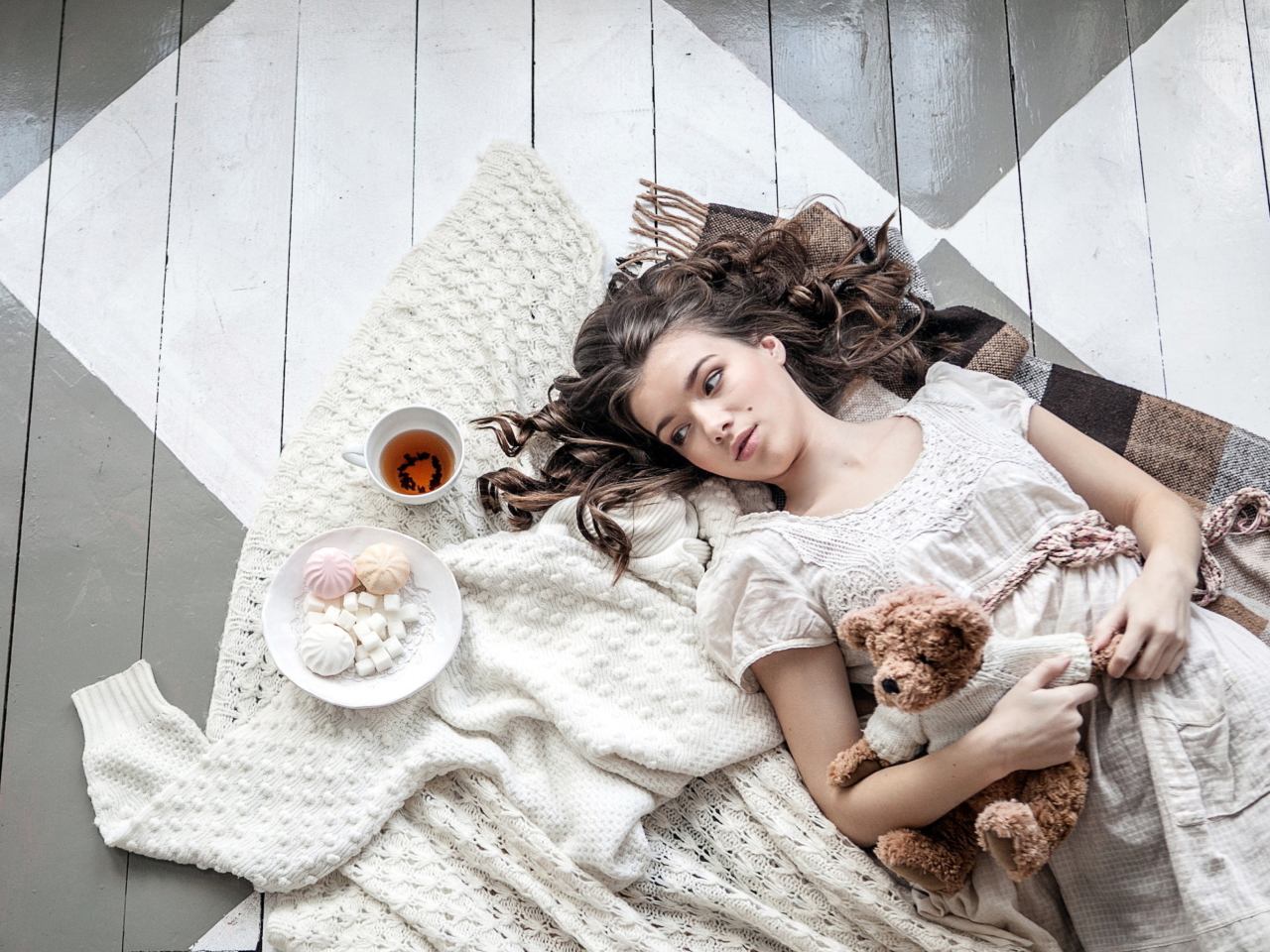 Das Romantic Girl With Teddy Bear Wallpaper 1280x960