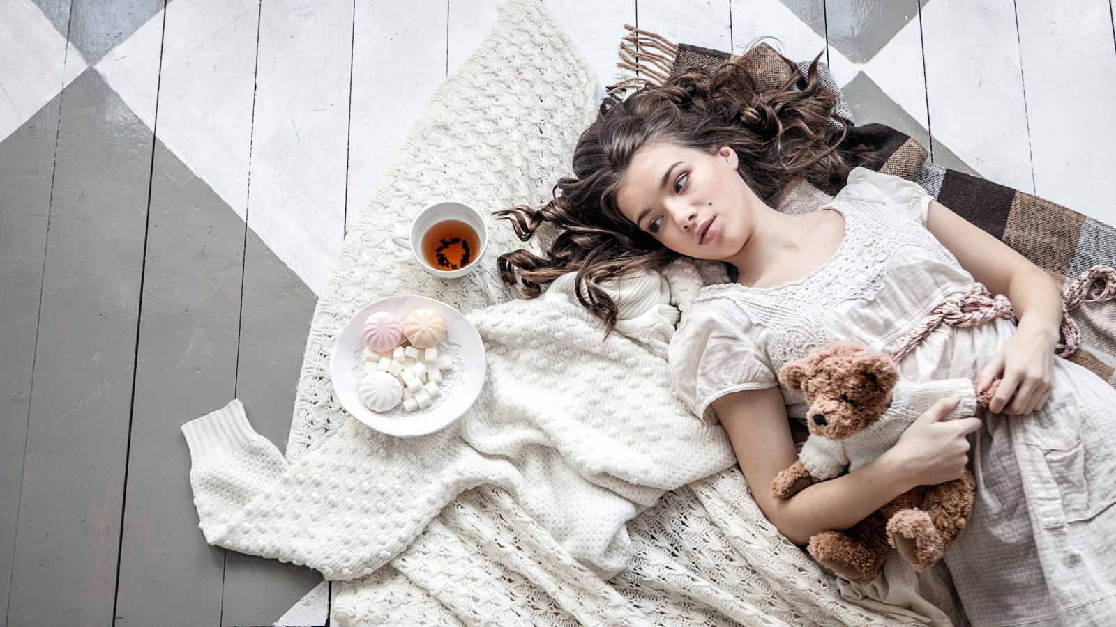 Das Romantic Girl With Teddy Bear Wallpaper 1600x900
