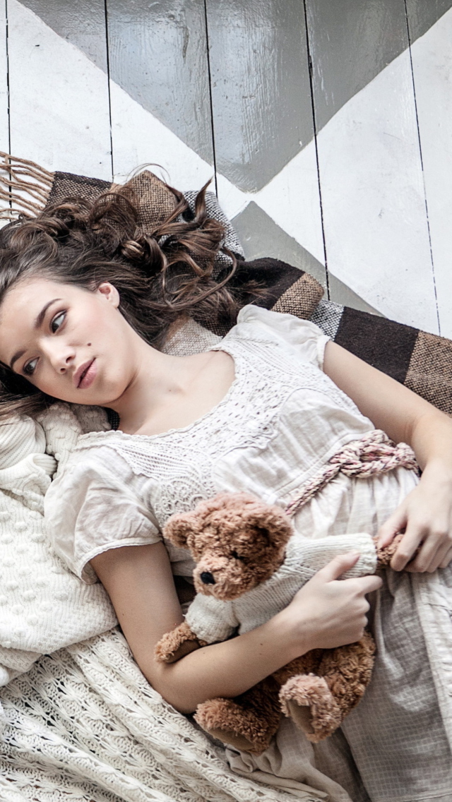 Sfondi Romantic Girl With Teddy Bear 640x1136