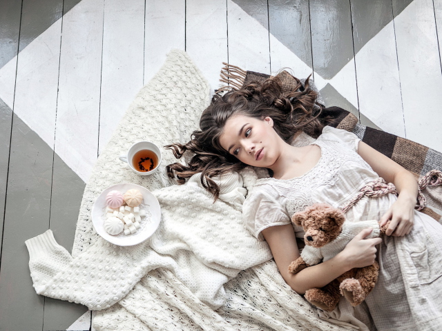 Das Romantic Girl With Teddy Bear Wallpaper 640x480
