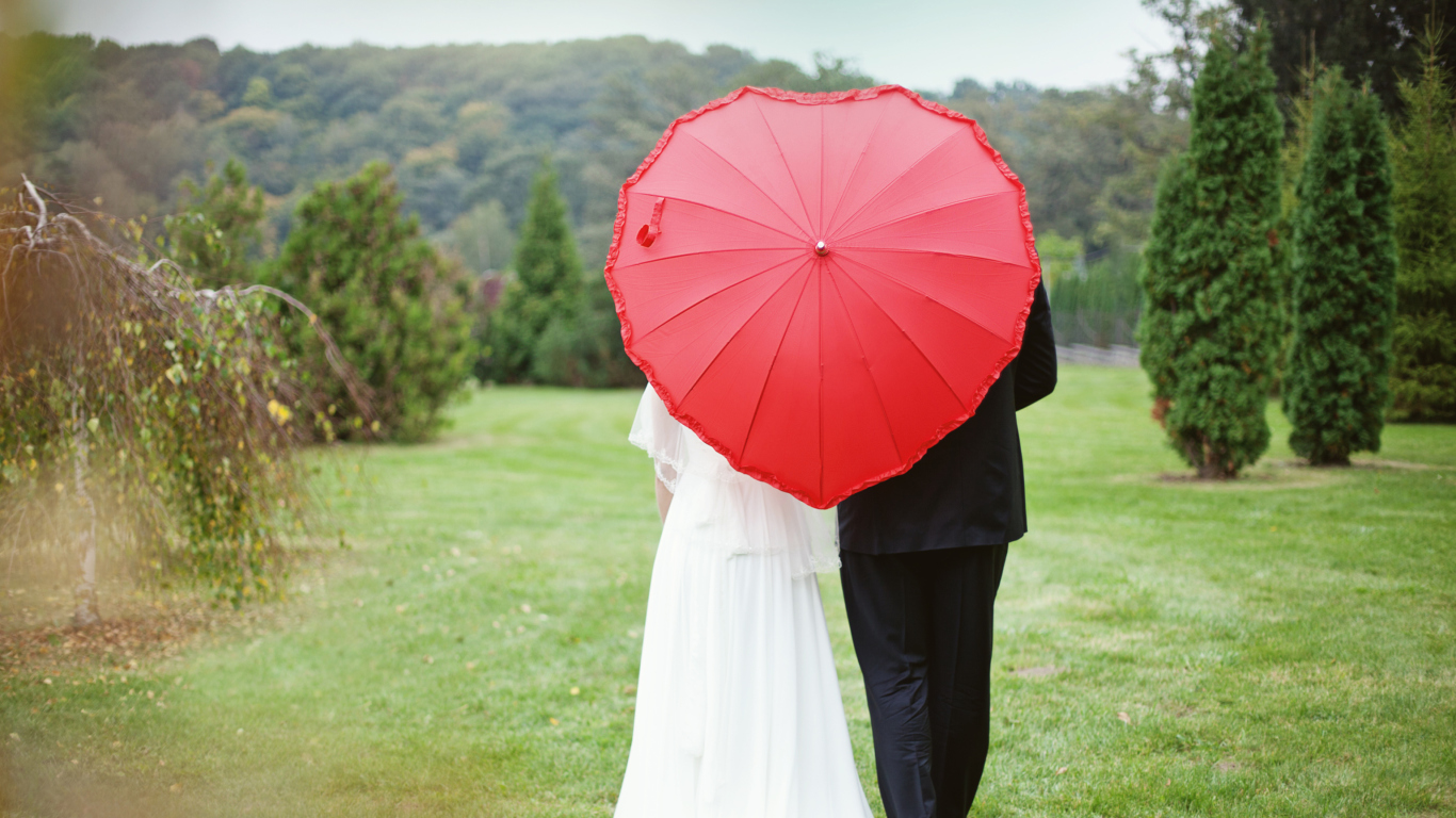 Das Just Married Couple Under Love Umbrella Wallpaper 1366x768