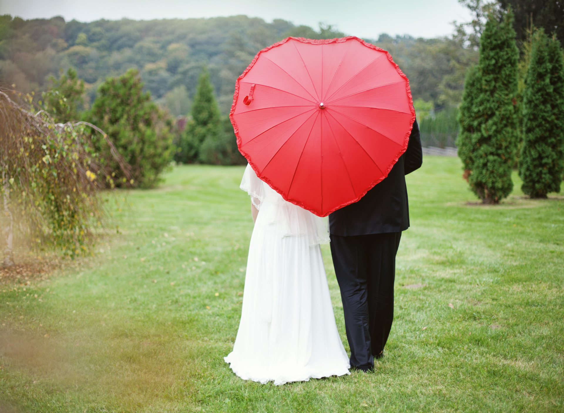 Обои Just Married Couple Under Love Umbrella 1920x1408