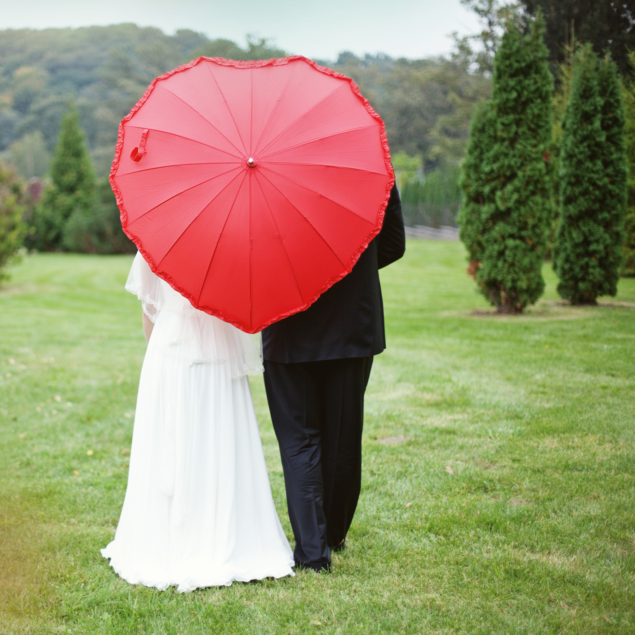Just Married Couple Under Love Umbrella screenshot #1 2048x2048