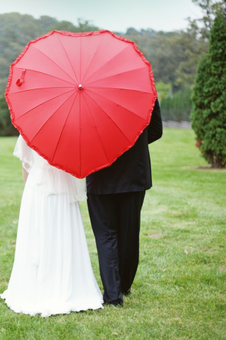 Sfondi Just Married Couple Under Love Umbrella 320x480