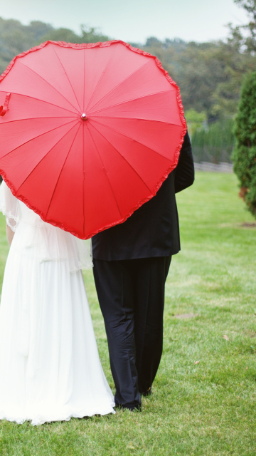 Sfondi Just Married Couple Under Love Umbrella 360x640