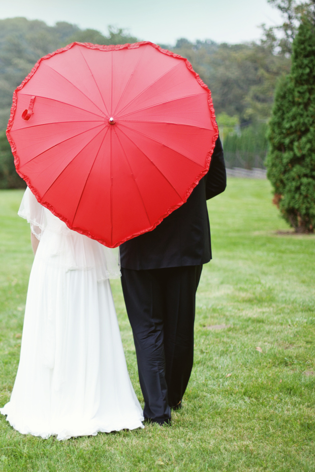 Обои Just Married Couple Under Love Umbrella 640x960