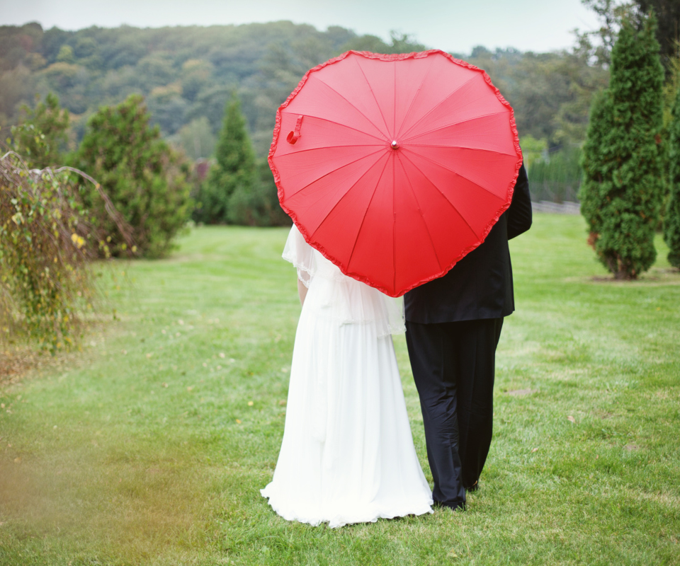 Обои Just Married Couple Under Love Umbrella 960x800