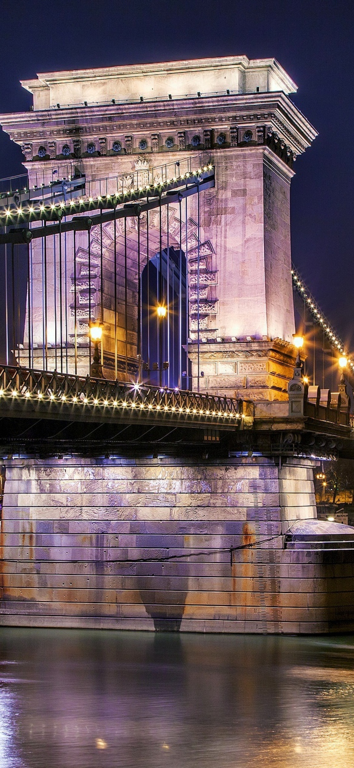 Das Chain Bridge in Budapest on Danube Wallpaper 1170x2532