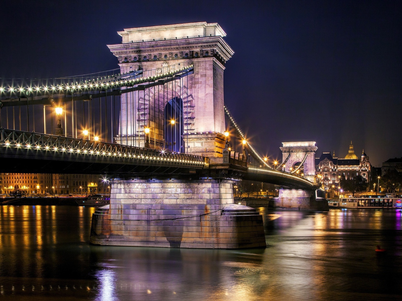Chain Bridge in Budapest on Danube wallpaper 1400x1050