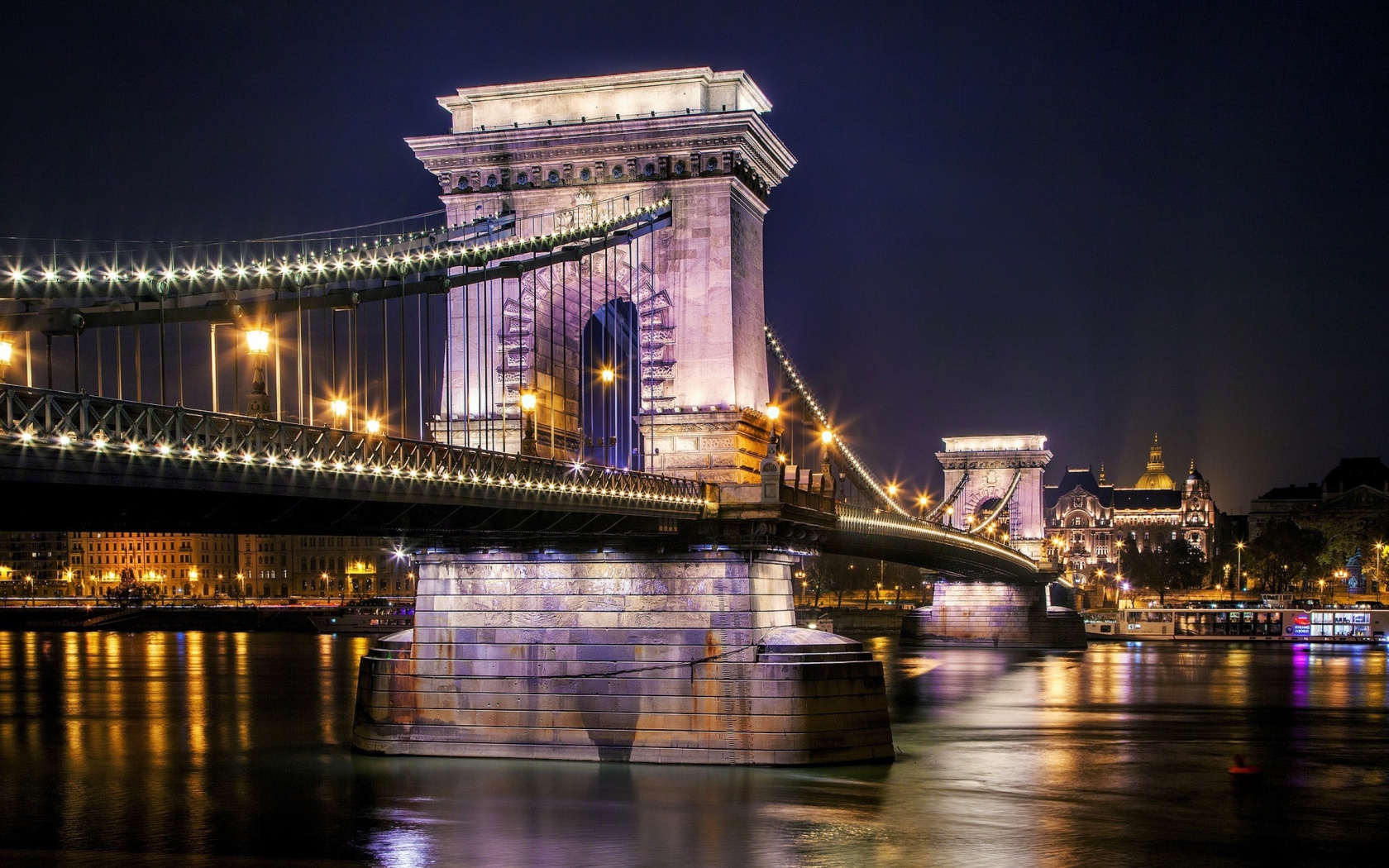 Sfondi Chain Bridge in Budapest on Danube 1680x1050