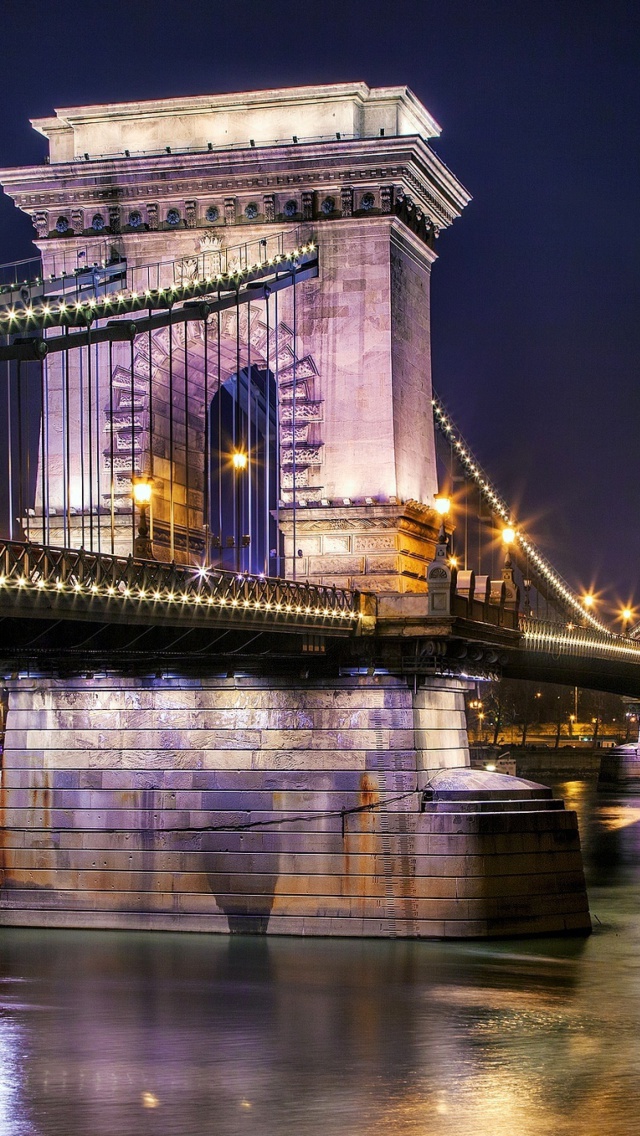 Das Chain Bridge in Budapest on Danube Wallpaper 640x1136