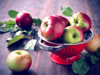 Das Autumn apple harvest Wallpaper 320x240