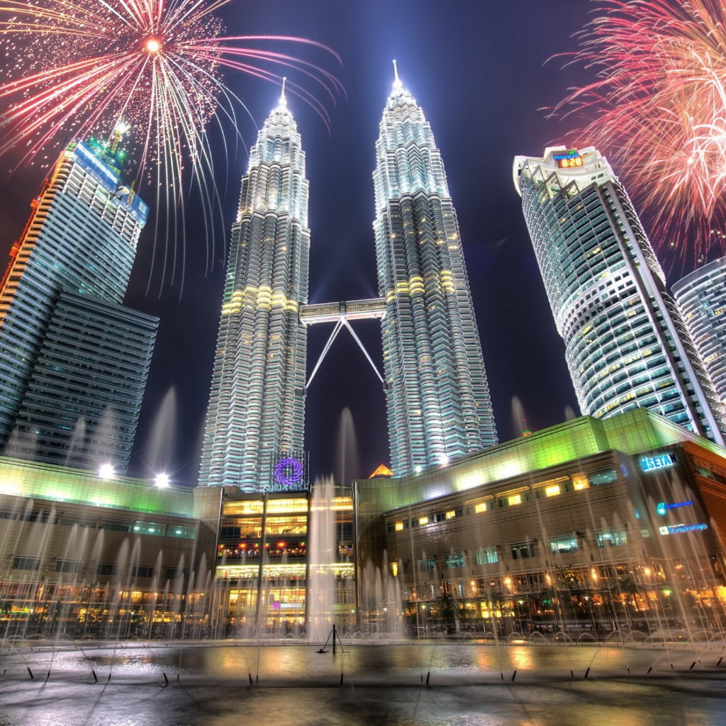 Petronas Towers in Kuala Lumpur (Malaysia) wallpaper 1024x1024