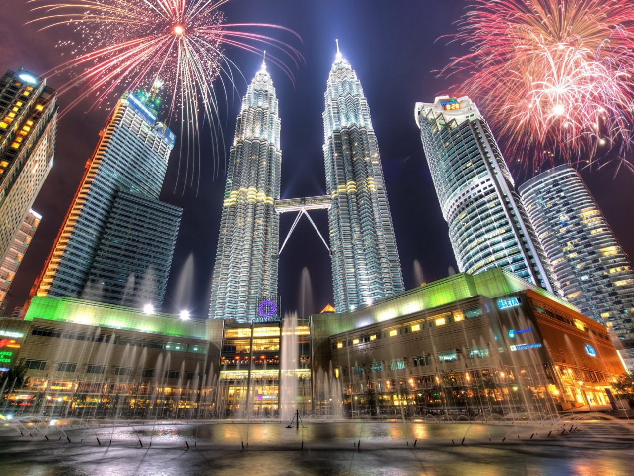 Petronas Towers in Kuala Lumpur (Malaysia) wallpaper 1280x960