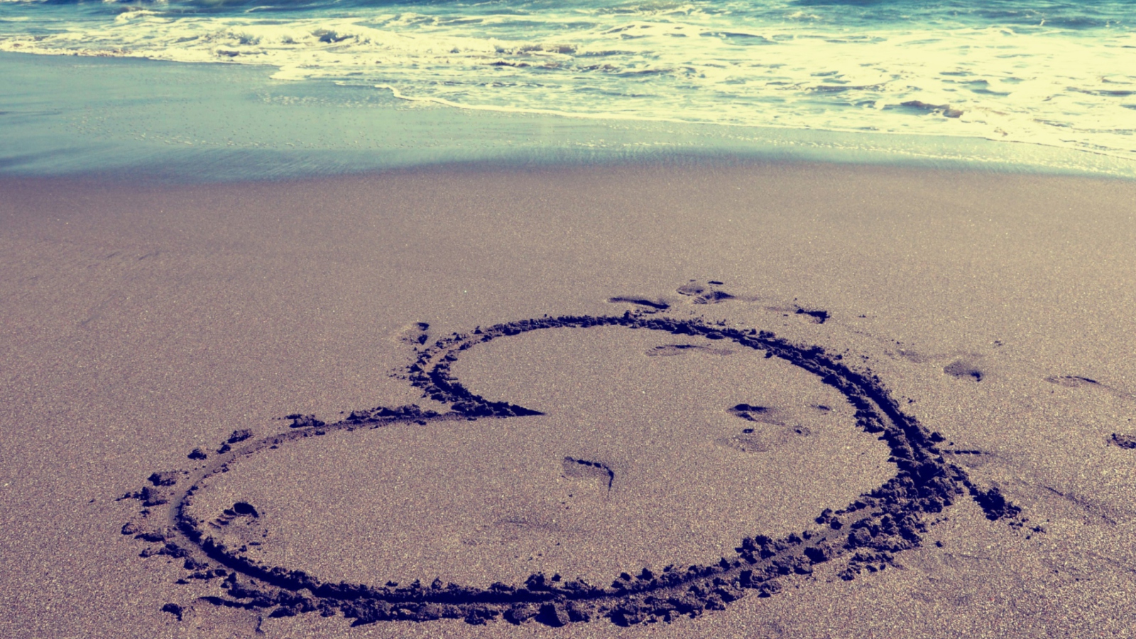 Обои Heart On Sand 1600x900