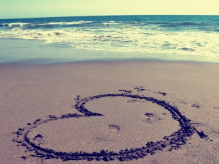 Fondo de pantalla Heart On Sand 320x240