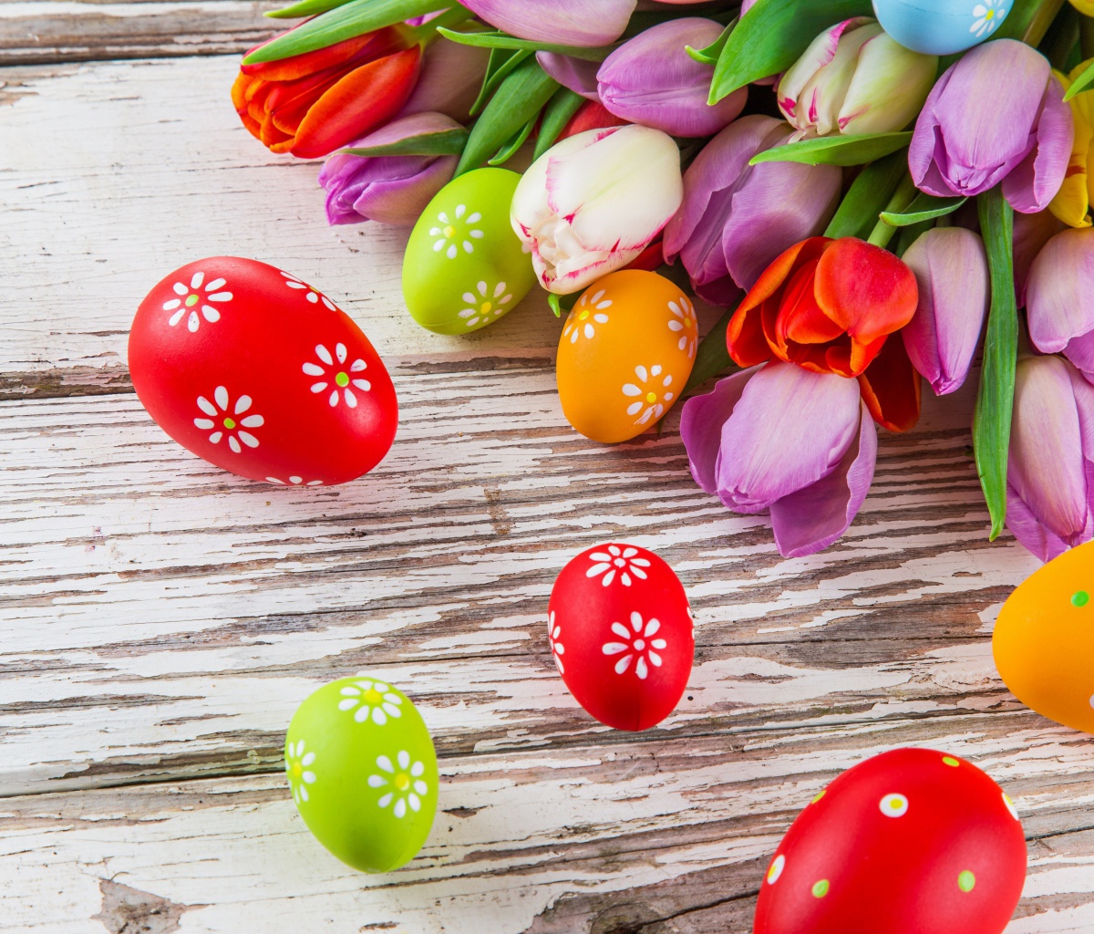 Fondo de pantalla Easter Tulips and Colorful Eggs 1200x1024