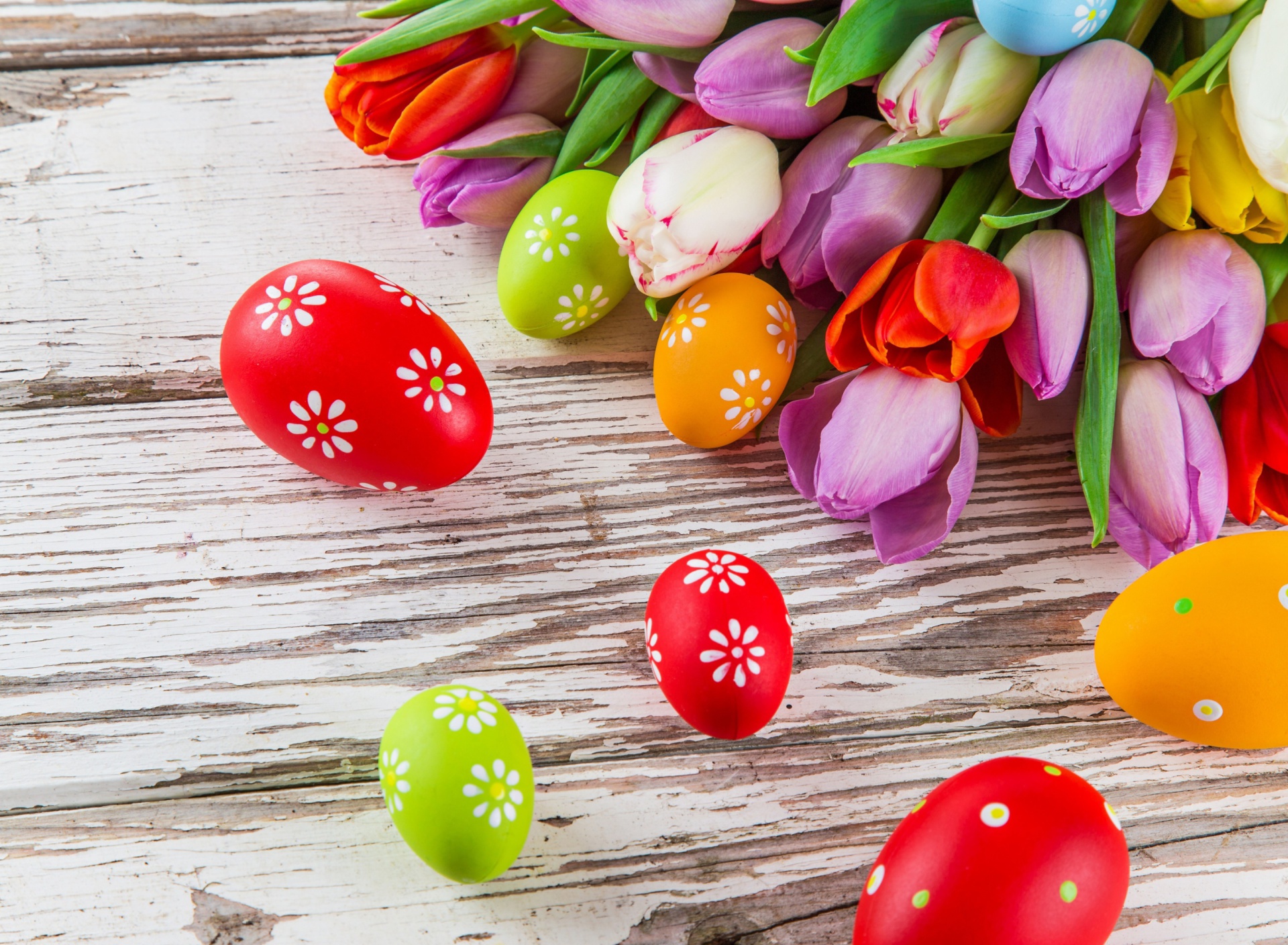Обои Easter Tulips and Colorful Eggs 1920x1408