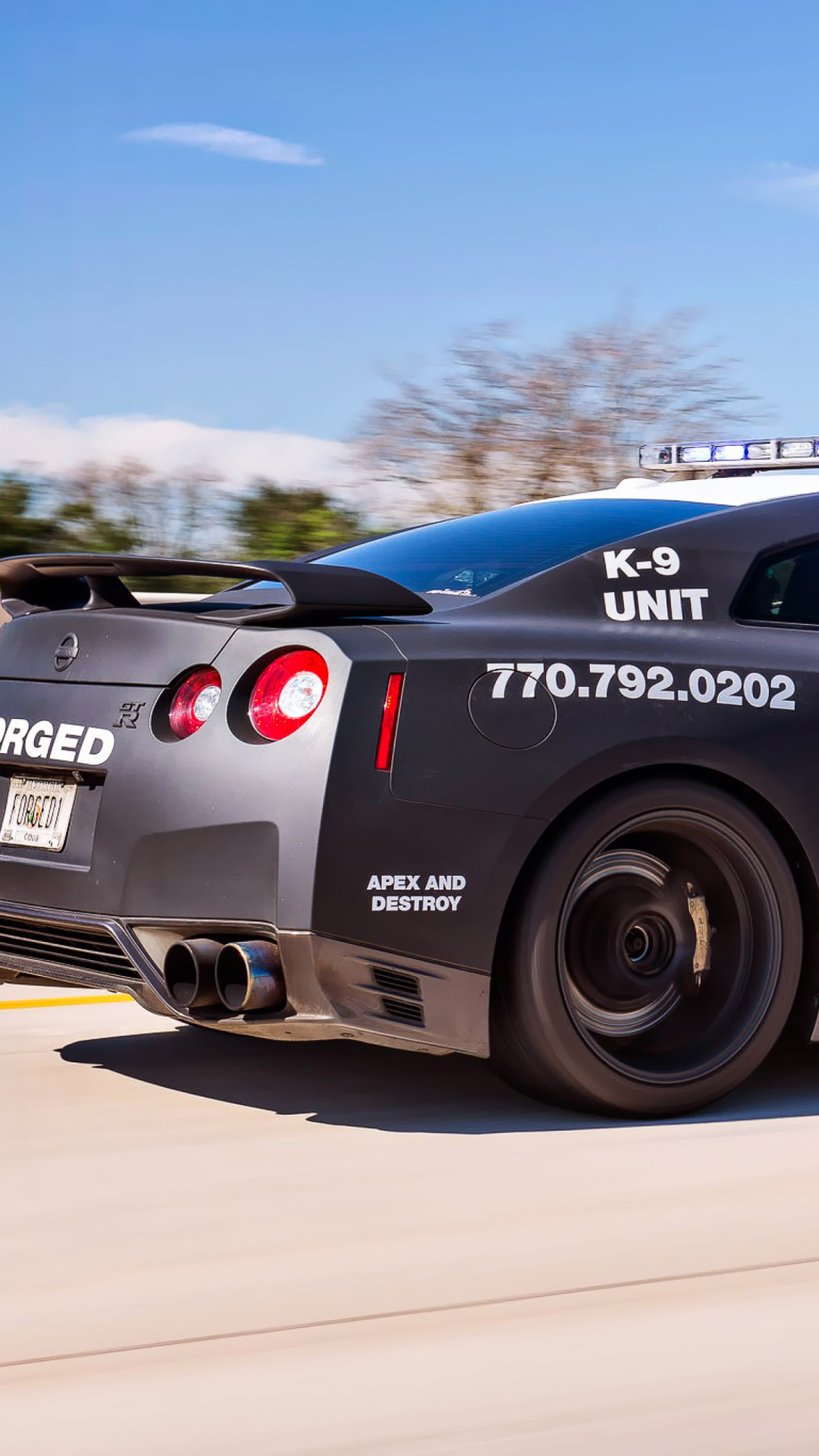 Fondo de pantalla Police Nissan GT-R 1080x1920
