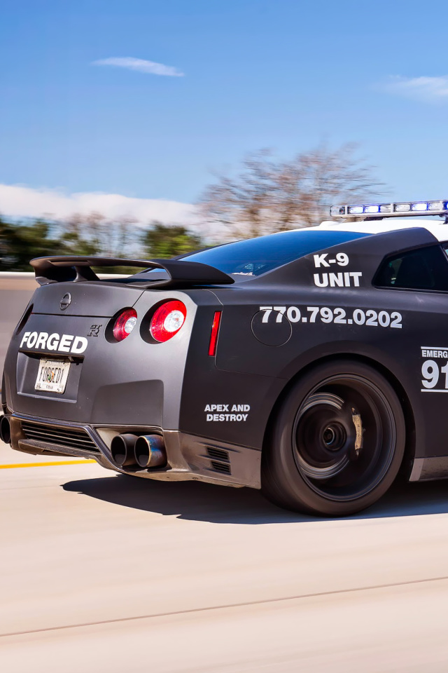 Das Police Nissan GT-R Wallpaper 640x960