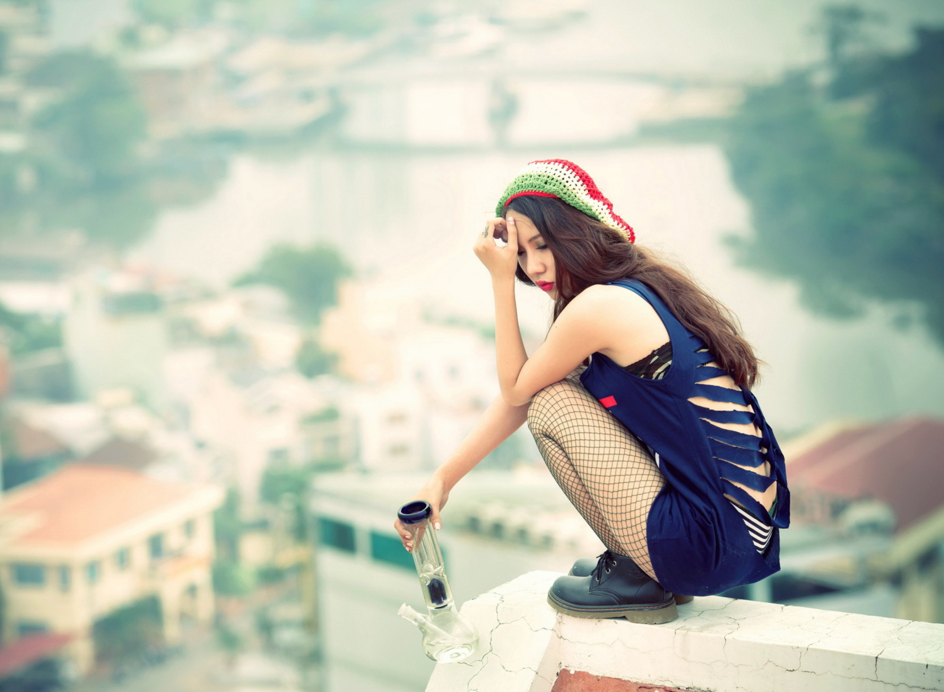 Fondo de pantalla Asian Girl On Roof 1920x1408