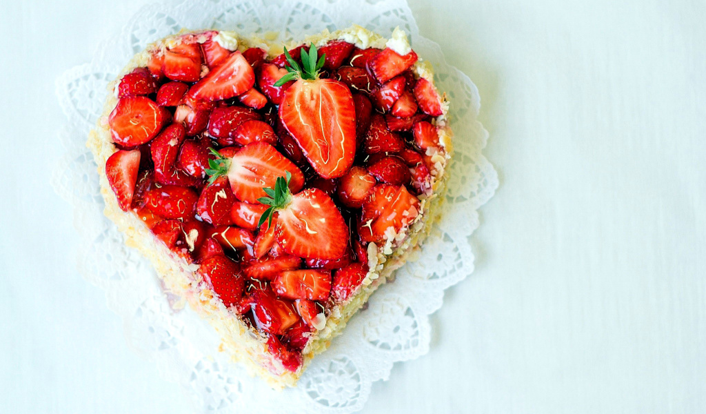 Das Heart Cake with strawberries Wallpaper 1024x600