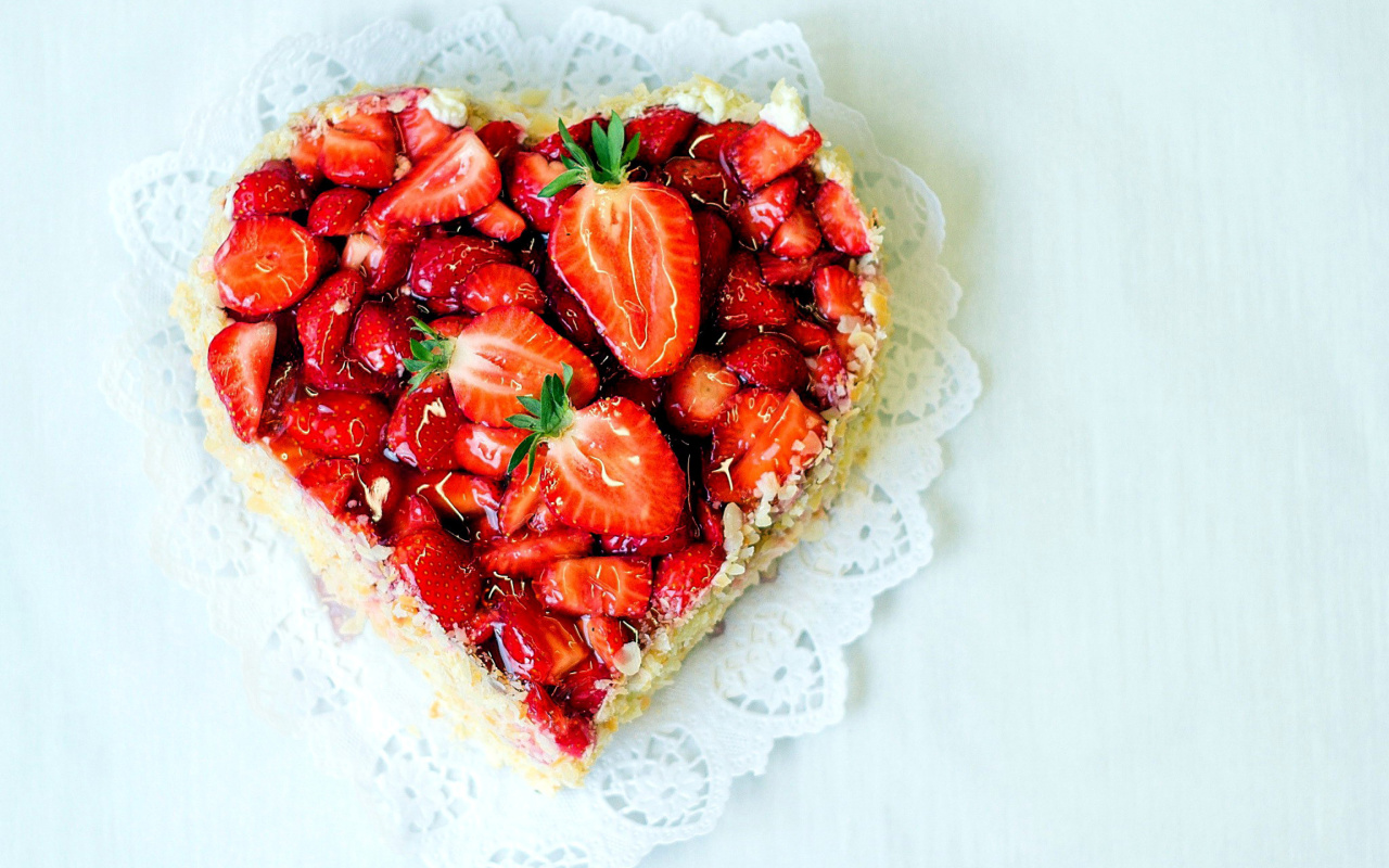 Обои Heart Cake with strawberries 1280x800