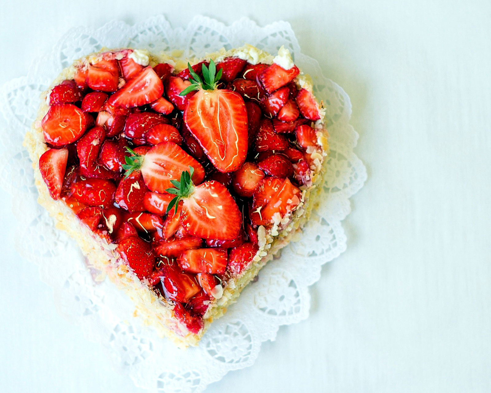 Sfondi Heart Cake with strawberries 1600x1280