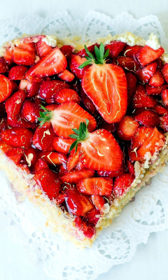 Fondo de pantalla Heart Cake with strawberries 240x400