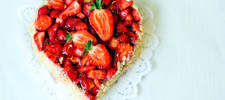 Das Heart Cake with strawberries Wallpaper 720x320