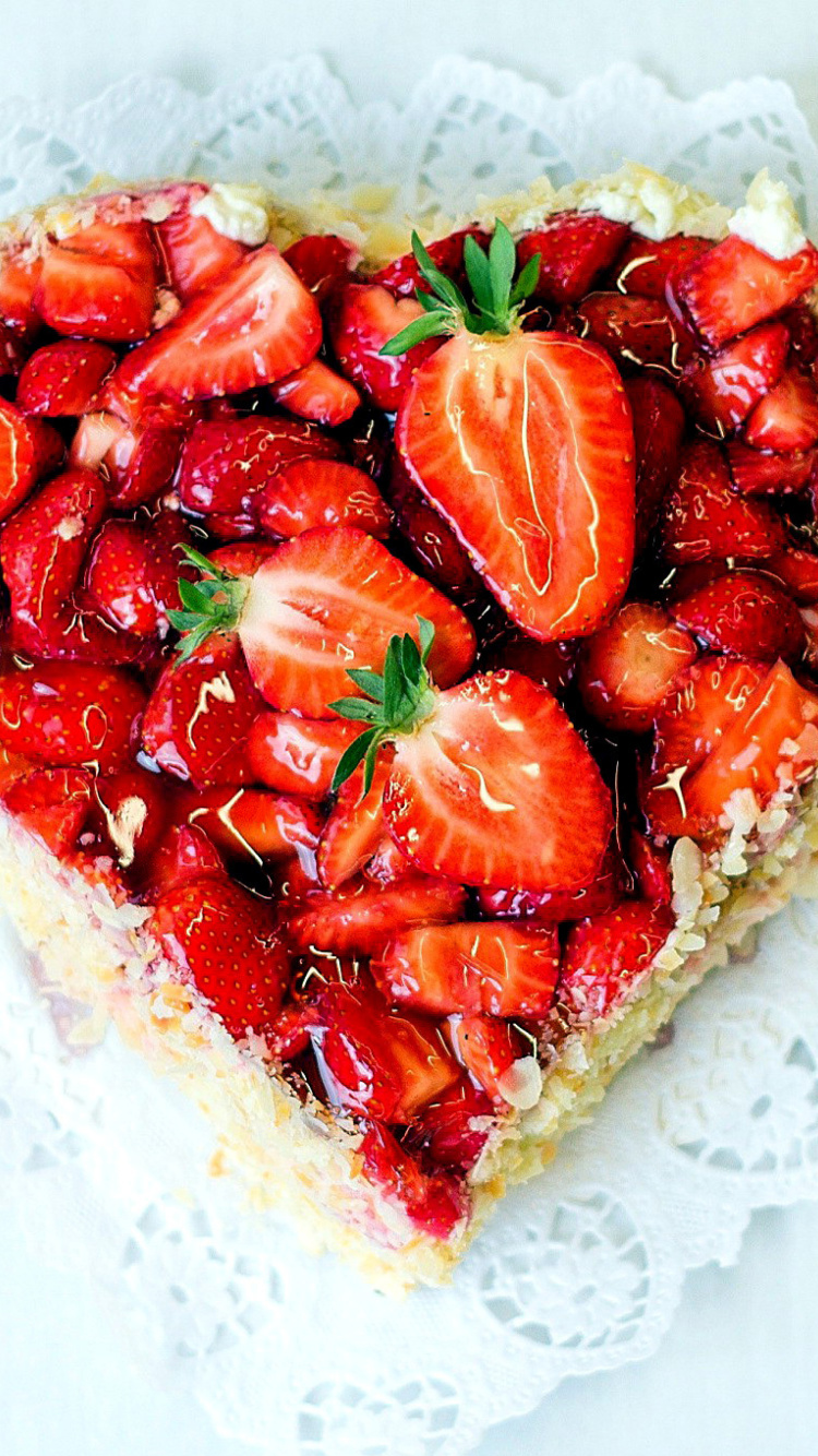 Das Heart Cake with strawberries Wallpaper 750x1334