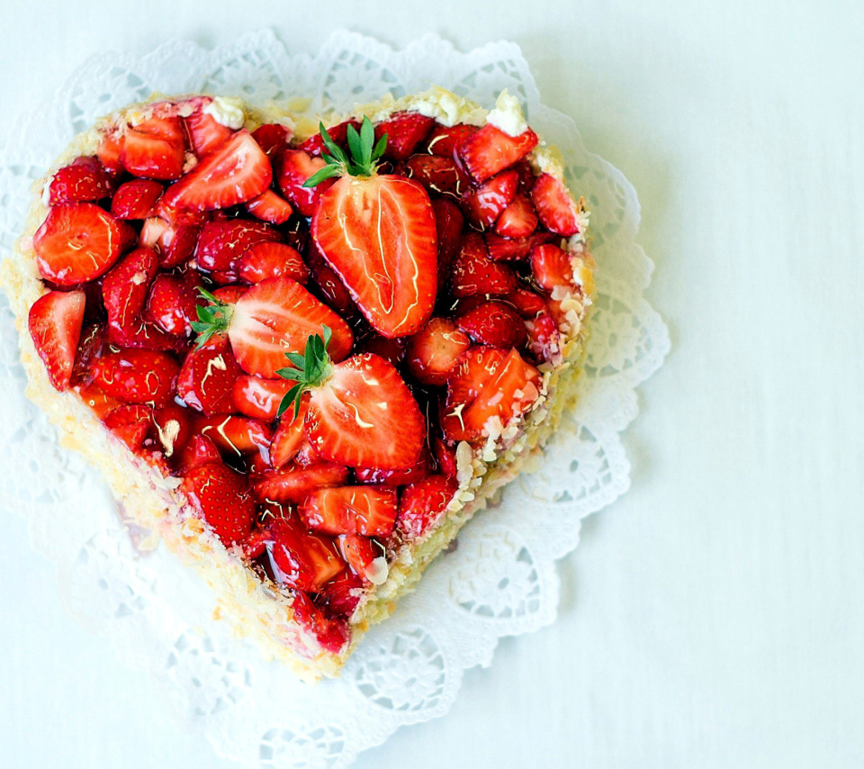 Das Heart Cake with strawberries Wallpaper 960x854