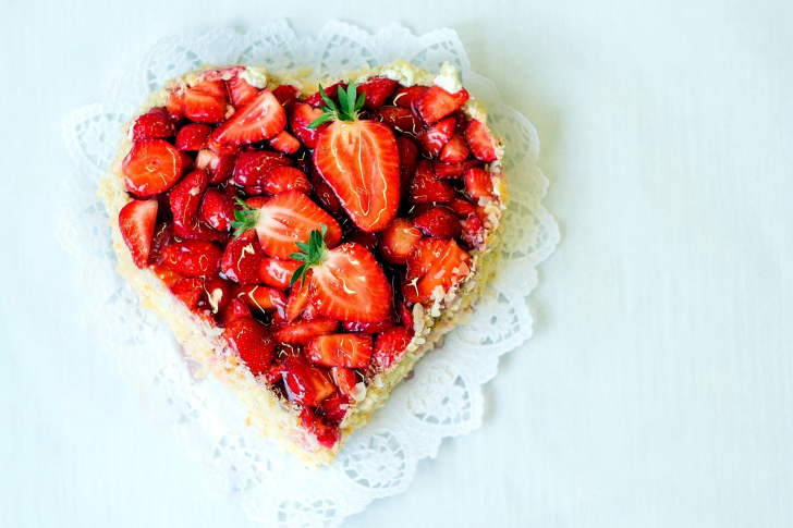 Sfondi Heart Cake with strawberries