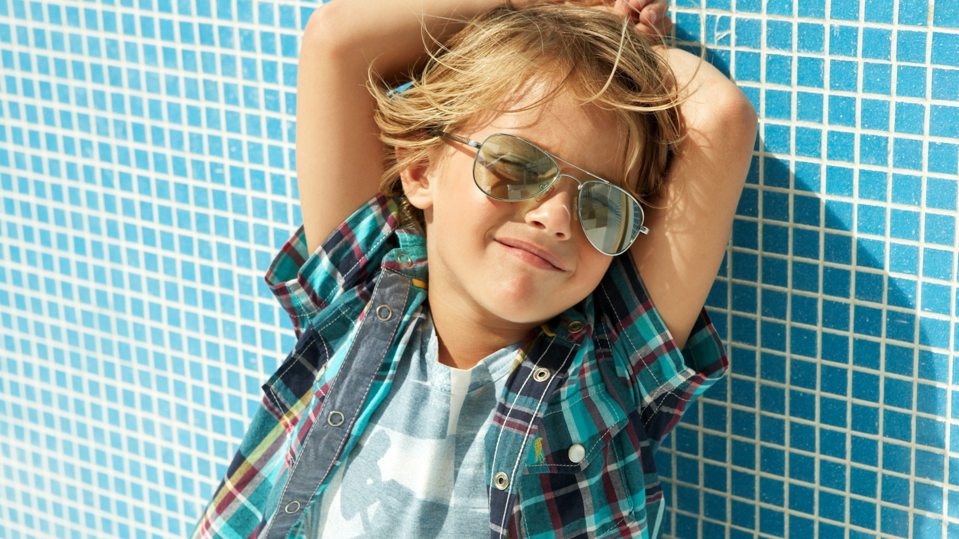 Sfondi Stylish Little Boy In Sunglasses 1920x1080