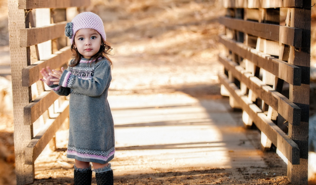 Screenshot №1 pro téma Cute Child Girl In Soft Pink Hat 1024x600